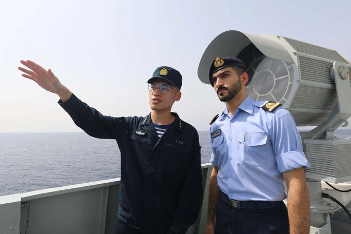 Thủy thủ Trung Quốc và Oman chụp ảnh trong chuyến thăm Muscat - Oman, của Hải quân Trung Quốc. Ảnh: EasternTheatre