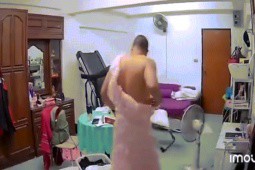 Video: Người vợ bất ngờ nhìn thấy chồng đang bí mật thử một chiếc váy