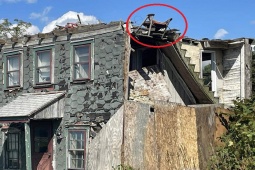 Du lịch - Chiếc ghế nằm vắt vẻo trên nóc ngôi nhà đổ nát trở thành điểm hút khách