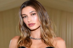 Thời trang - Cảm hứng Hallowwen ma cà rồng cổ điển từ Hailey Bieber