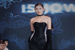 Thời trang - "Gái hai con" Chúng Huyền Thanh làm vedette với thiết kế thời thượng