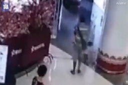 Phi thường - kỳ quặc - Bé gái 1 tuổi bất ngờ bị người đàn ông đá văng xuống sàn, khiến cư dân mạng phẫn nộ