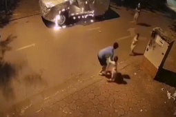 Ô tô - Clip: Trẻ em dùng bật lửa đốt bạt che ô tô gây náo loạn khu phố