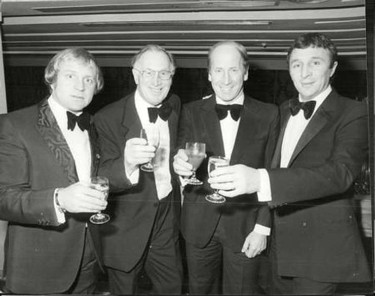 Từ trái sang: Francis Lee, HLV Joe Mercer, Bobby Charlton và Mike Summerbee trong một bữa tiệc của Man City