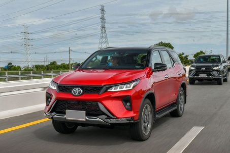 Giá xe Toyota Fortuner lăn bánh tháng 10/2023, giảm 50% LPTB