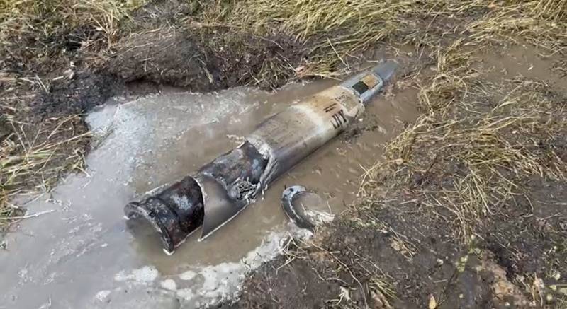 Phần thân đạn tên lửa HIMARS rơi xuống thành phố Donetsk.