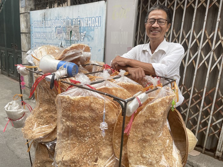 Ông Đinh Mai Ca bán bánh đa nhà làm ở Hà Nội đã hơn chục năm nay.