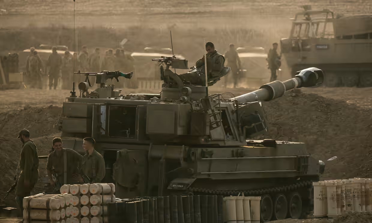 Quân đội Israel áp sát biên giới Gaza (ảnh: Reuters)