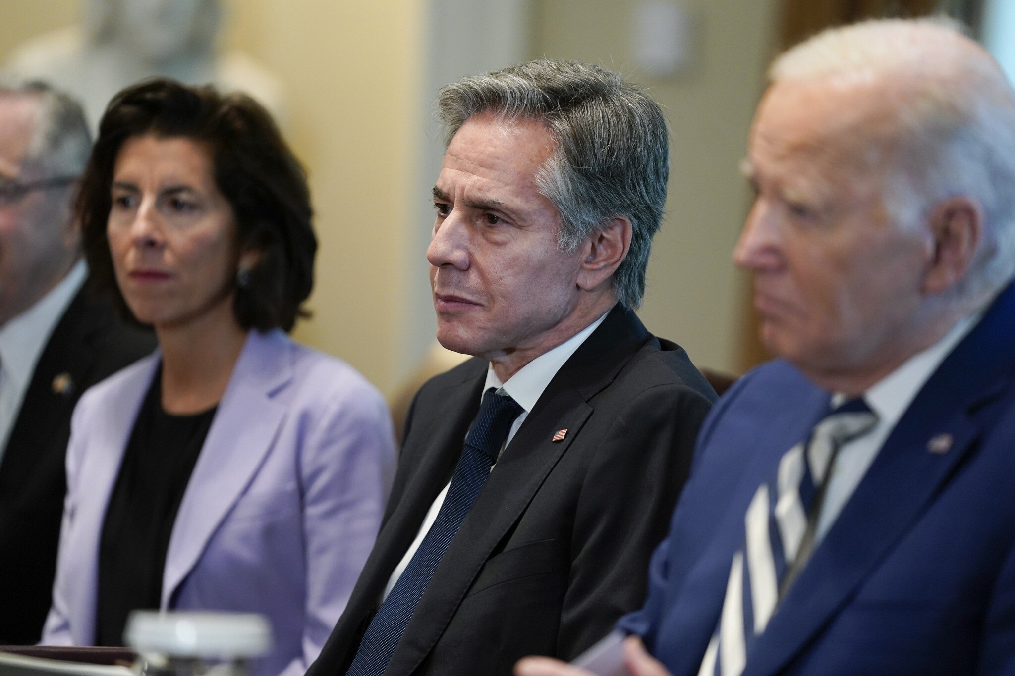 Ngoại trưởng Mỹ Antony Blinken (giữa) ngồi cạnh ông Biden trong cuộc gặp Chủ tịch Hội đồng Châu Âu Charles Michel và Chủ tịch Ủy ban Châu Âu Ursula von der Leyen ở Nhà Trắng vào ngày 20/10/2023.