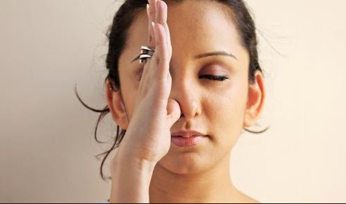 Nghẹt mũi một bên luân phiên kéo dài - Dấu hiệu nhiều bệnh lý mũi xoang nghiêm trọng - 1