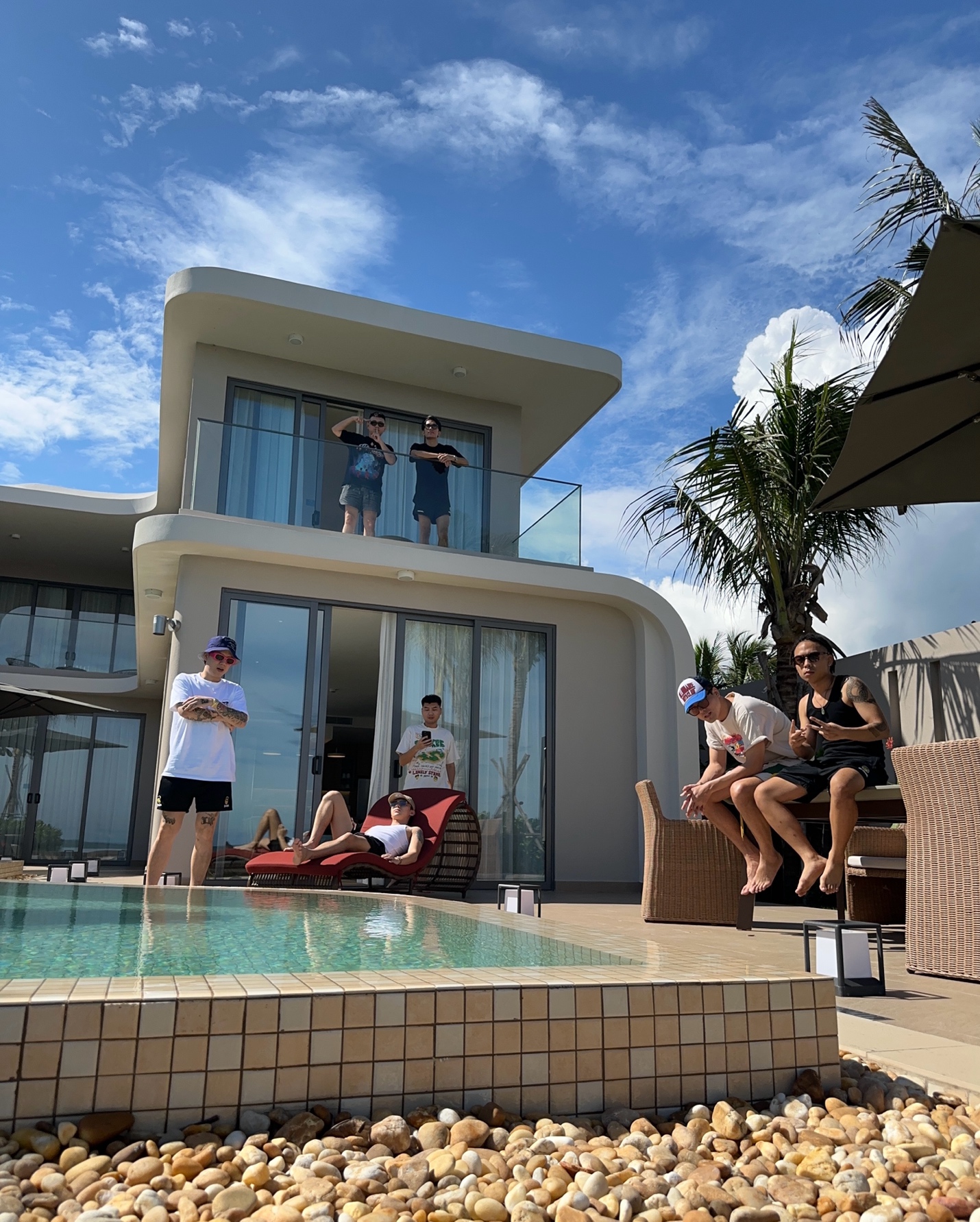 Nhóm bạn Andree Right Hand - SOOBIN - Wxrdie tận hưởng kỳ nghỉ tại biệt thự sát biển của Ixora Ho Tram