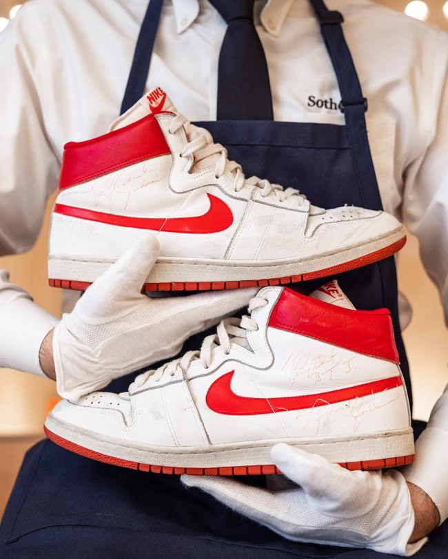 Mới đây nhất, huyền thoại NBA &#34;bỏ túi&#34; 260 triệu USD tiền bản quyền hằng năm từ Nike.
