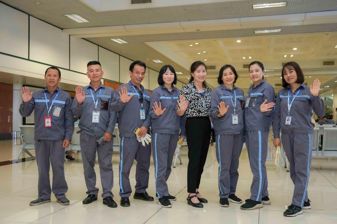 Chị Nguyễn Ngọc Anh (người thứ hai từ phải sang) cùng các đồng nghiệp.