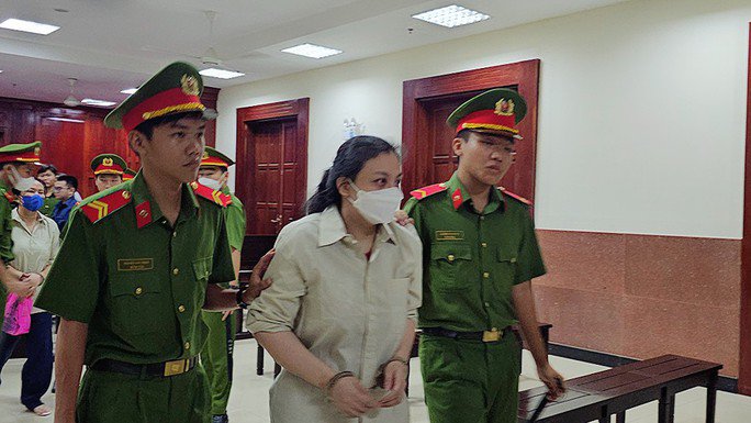 Bị cáo Võ Thùy Linh đến tòa chiều 23-10