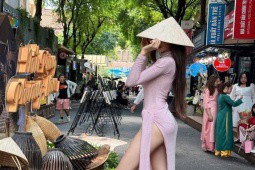 Cô gái Campuchia mặc “thoáng“ khi đi dạo phố sách TP.HCM, gây xôn xao MXH Việt
