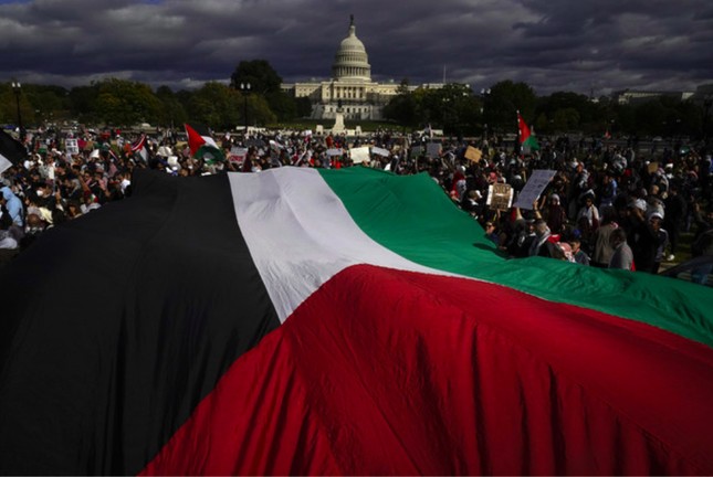 Cuộc tuần hành trước Đồi Capitol để ủng hộ Palestine và kêu gọi ngừng bắn ở Dải Gaza ngày 21/10. (Ảnh: AP)