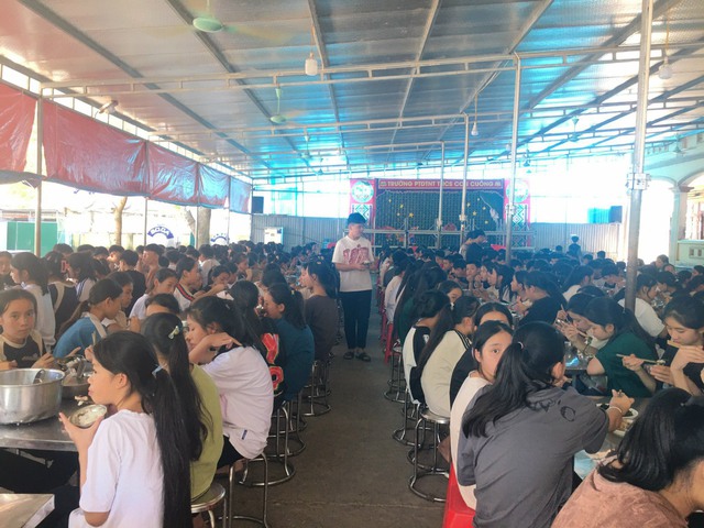 Khu nhà nhà ăn của học sinh được tận dụng không gian phía trước mái hiên. Đây cũng là nơi để các em học bài vào buổi tối.