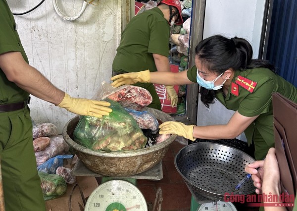 Lực lượng chức năng tiến hành kiểm đếm số tang vật.