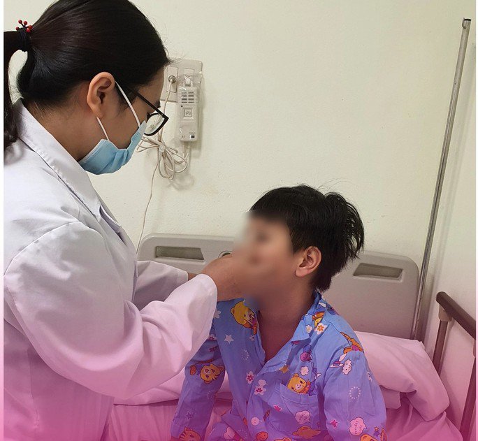 Bé trai bị tai nạn khi đứng xem các bạn thực hiện thử thách bẻ "đồ long đao" giống trên mạng xã hội