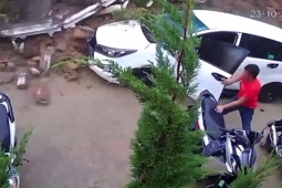 Tin tức trong ngày - Video: Hàng trăm khối đất đá đè lên ô tô, người đàn ông thoát chết trong gang tấc