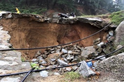 Tin tức trong ngày - "Hố tử thần", đất đá chực chờ rơi trên đường quốc phòng ven biển Hà Tĩnh