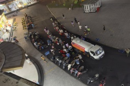 Tin tức trong ngày - Cư dân KĐT ở Hà Nội ngày đi làm, đêm về xếp hàng lấy từng bình nước sạch