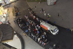 Tin tức trong ngày - Cư dân KĐT ở Hà Nội ngày đi làm, đêm về xếp hàng lấy từng bình nước sạch