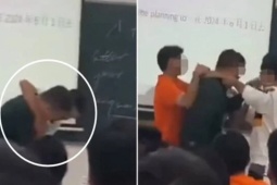 Bạn trẻ - Cuộc sống - Nam sinh tấn công, kẹp cổ thầy giáo ngay trên bục giảng sau khi bị "tịch thu" điện thoại