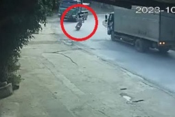 Tin tức trong ngày - Clip: Nghiêng xe ôm cua như tay đua, tài xế lao xe máy lao vào xe tải “hổ vồ”