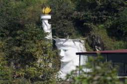 Tin tức trong ngày - Tượng Nữ thần tự do “phiên bản lỗi” ở Sa Pa bây giờ ra sao?