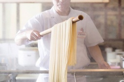 Kinh doanh - Người đàn ông bỏ đại học, đi bán mì thành tỷ phú thế giới