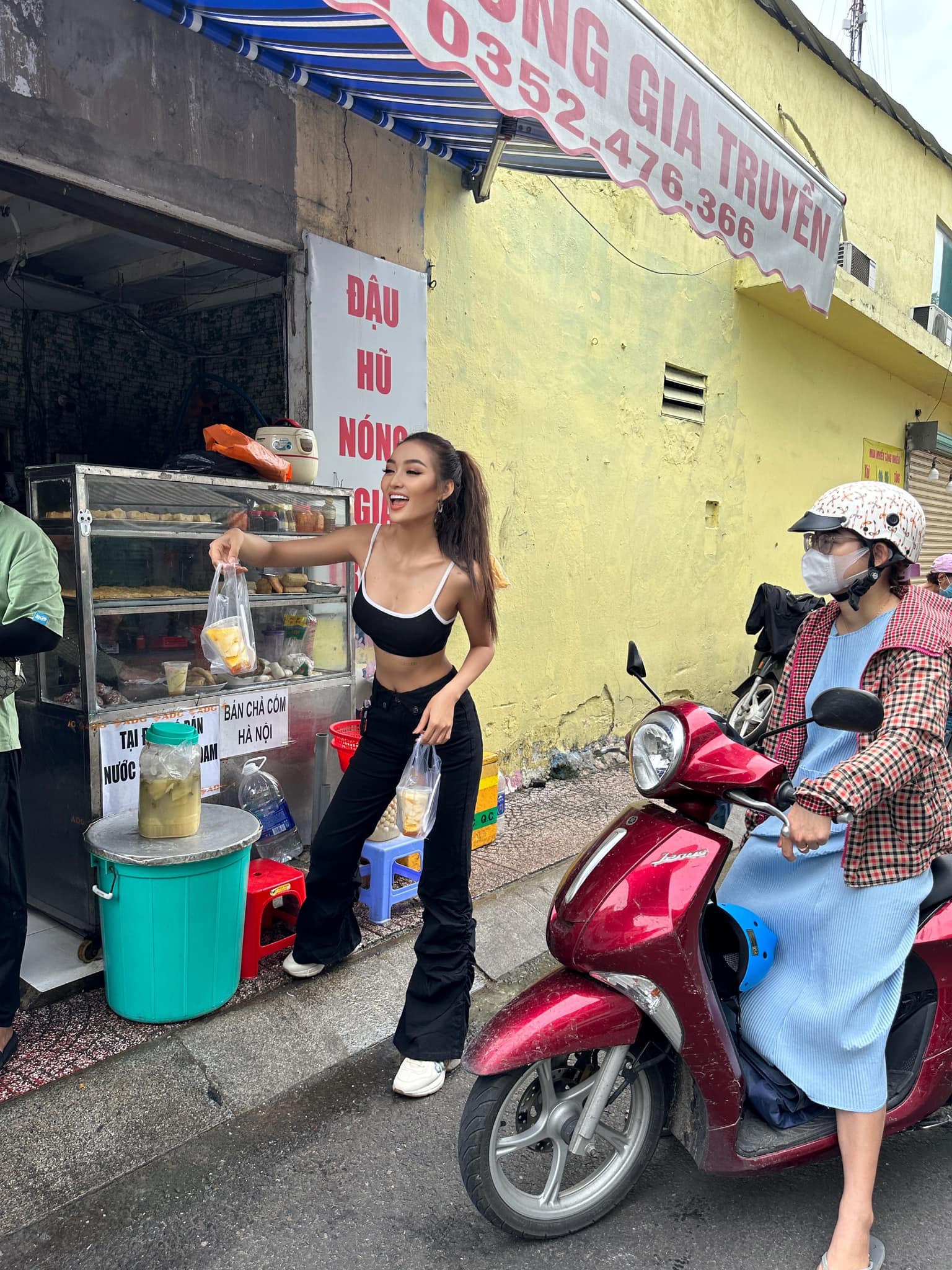 Cô gái Campuchia mặc "thoáng" khi đi dạo phố sách TP.HCM, gây xôn xao MXH Việt - 8