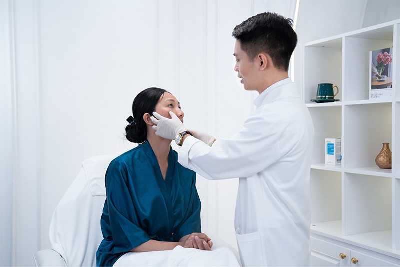 Bác sĩ Đào Xuân Hưởng thăm khám cho khách hàng trước khi điều trị