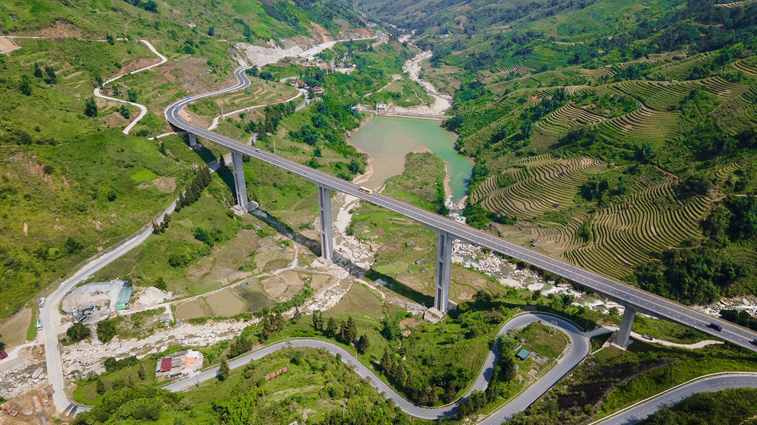 Cầu Móng Sến là cây cầu trên cạn (không bắc qua sông) thuộc dự án nối đường cao tốc Nội Bài - Lào Cai đi thị xã Sa Pa (tỉnh Lào Cai).
