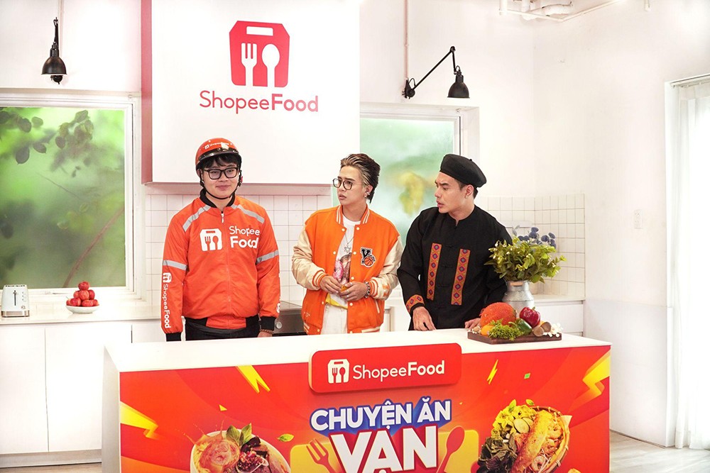 Tại tập 1 đã lên sóng, thử thách dành cho shipper tập sự Duy Khánh chỉ dừng lại ở màn tính tiền “muốn khờ”. Tuy nhiên ở hậu trường, À Lôi Dương Lâm còn thử thách “cô giáo Khánh” nhìn hình đoán món ăn - bài kiểm tra trình độ trước khi gia nhập hàng ngũ áo cam ShopeeFood.