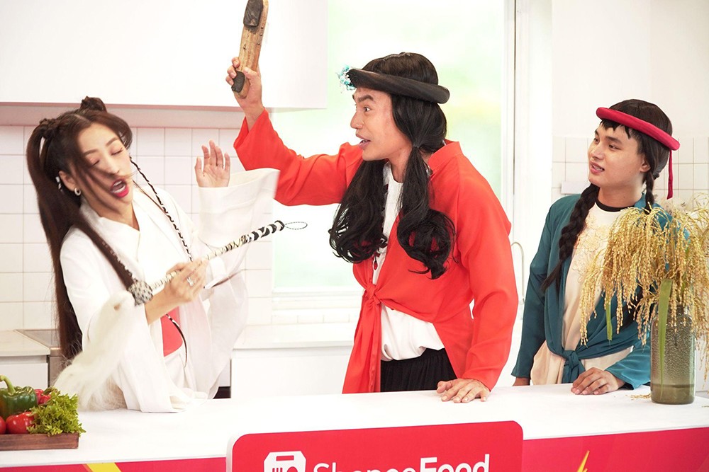 Ở diễn biến khác trong hậu trường tập 2, cảnh quay bị cắt cho thấy Bụt Puka bị cô Cám Dương Lâm “dằn mặt” bằng guốc mộc. Cám em còn nhiệt tình vào vai “mẹ chồng” để kiểm tra kiến thức về ẩm thực Huế của Puka khi phát hiện ra cô nàng sắp về làm dâu xứ này.