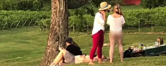 Một người phụ nữ đến công viên dã ngoại chọn chiếc quần khiến nhiều người nhìn giật mình. Thậm chí, đoạn video này đã bị TikTok gỡ xuống vì chứa hình ảnh nhạy cảm.&nbsp;