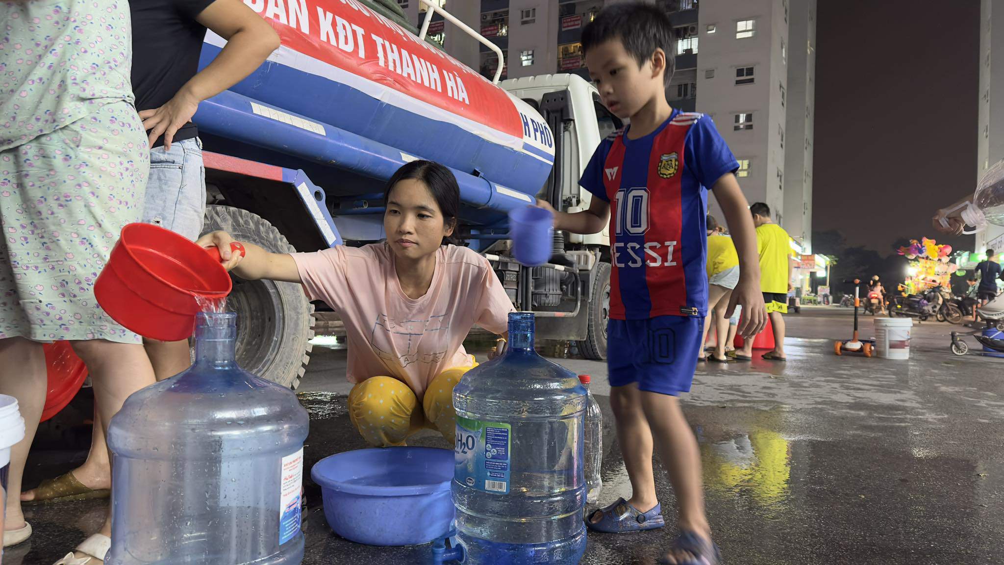 Cư dân KĐT ở Hà Nội ngày đi làm, đêm về xếp hàng lấy từng bình nước sạch - 3