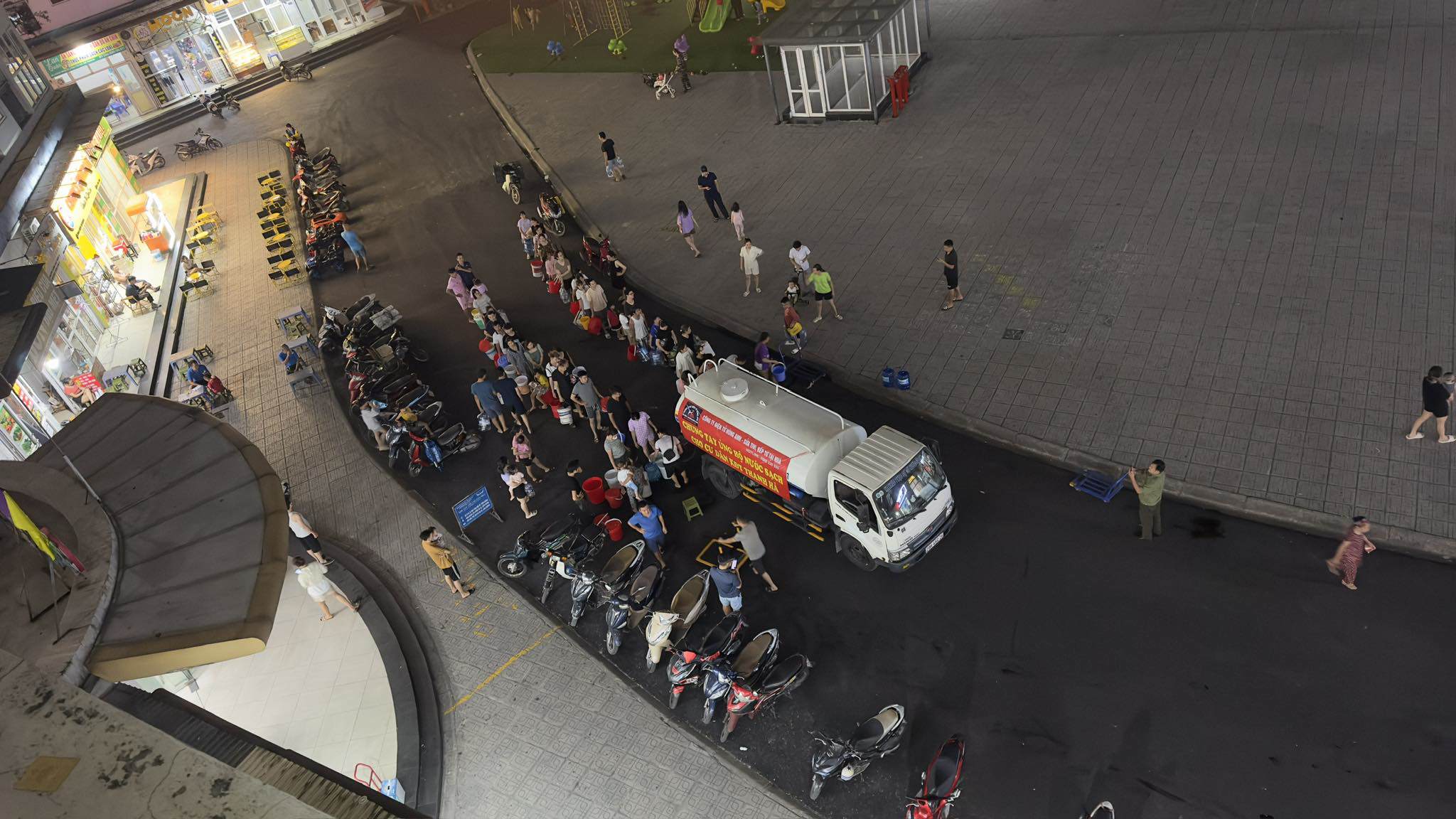 Cư dân vẫn lo lắng nước sông Đuống cấp về qua hệ thống truyền tải của trạm cấp nước Thanh Hà không đảm bảo vì chưa được sục rửa hệ thống bể và đường ống. Dù tích được nước mới được cấp về nhưng nhiều cư dân tòa HH03A-B1.3 xếp hàng lấy nước sạch từ xe bồn.