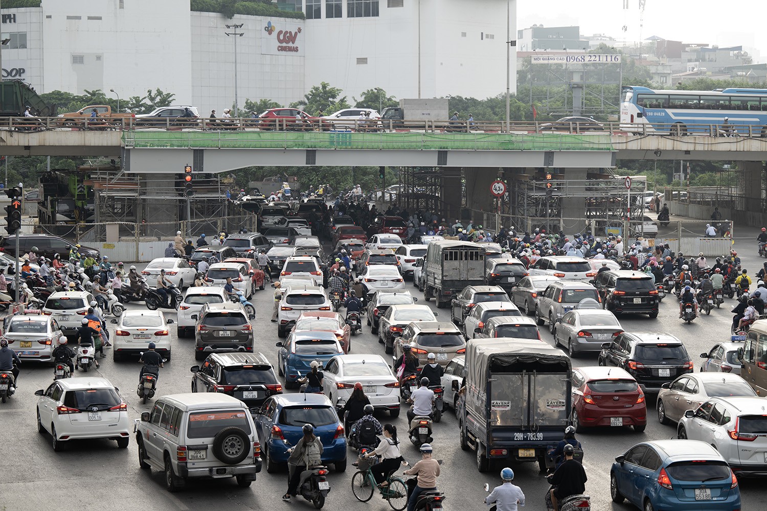 Nút giao Mai Dịch, quận Cầu Giấy&nbsp;là một trong những khu vực có mật độ giao thông lớn nhất tại Hà Nội.