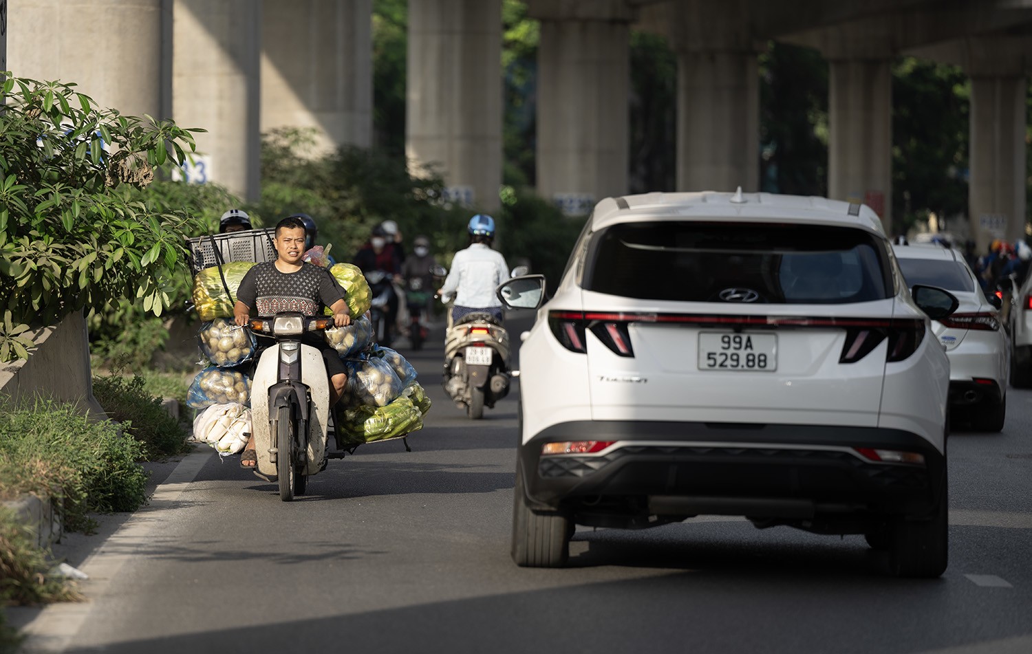 Nhiều người còn không đội mũ bảo hiểm đi vào làn ngược chiều