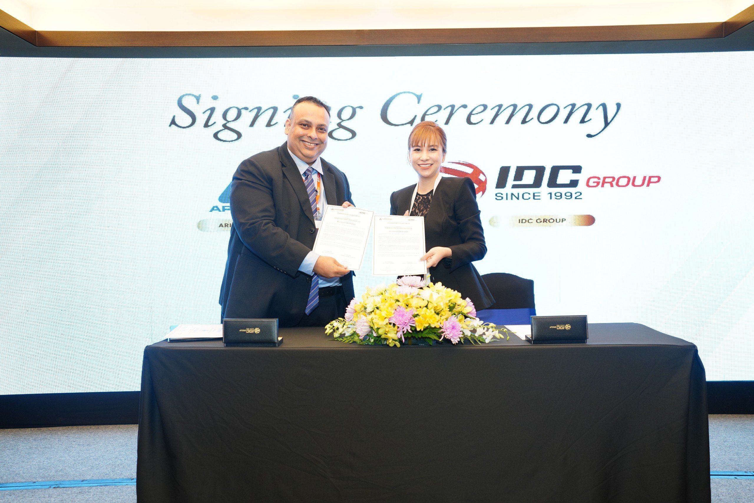 Mr. Resham ganglani (Giám đốc điều hành Halodata) ký kết phân phối Apricorn cùng Ms. Nguyễn Nguyệt Thu.