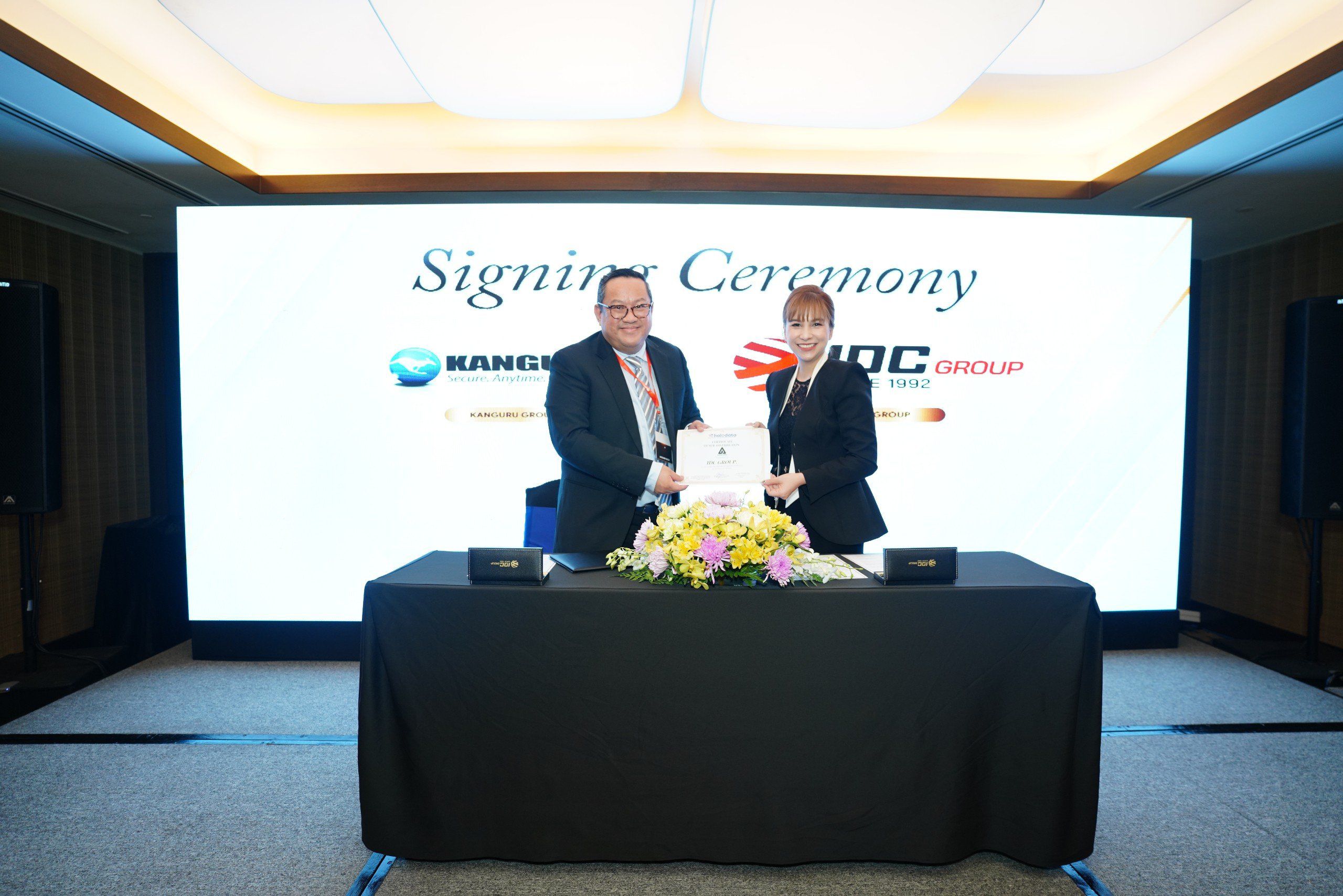 Mr.Daniel Yeo & Ms. Nguyễn Nguyệt Thu ( Tổng giám đốc IDC Group)