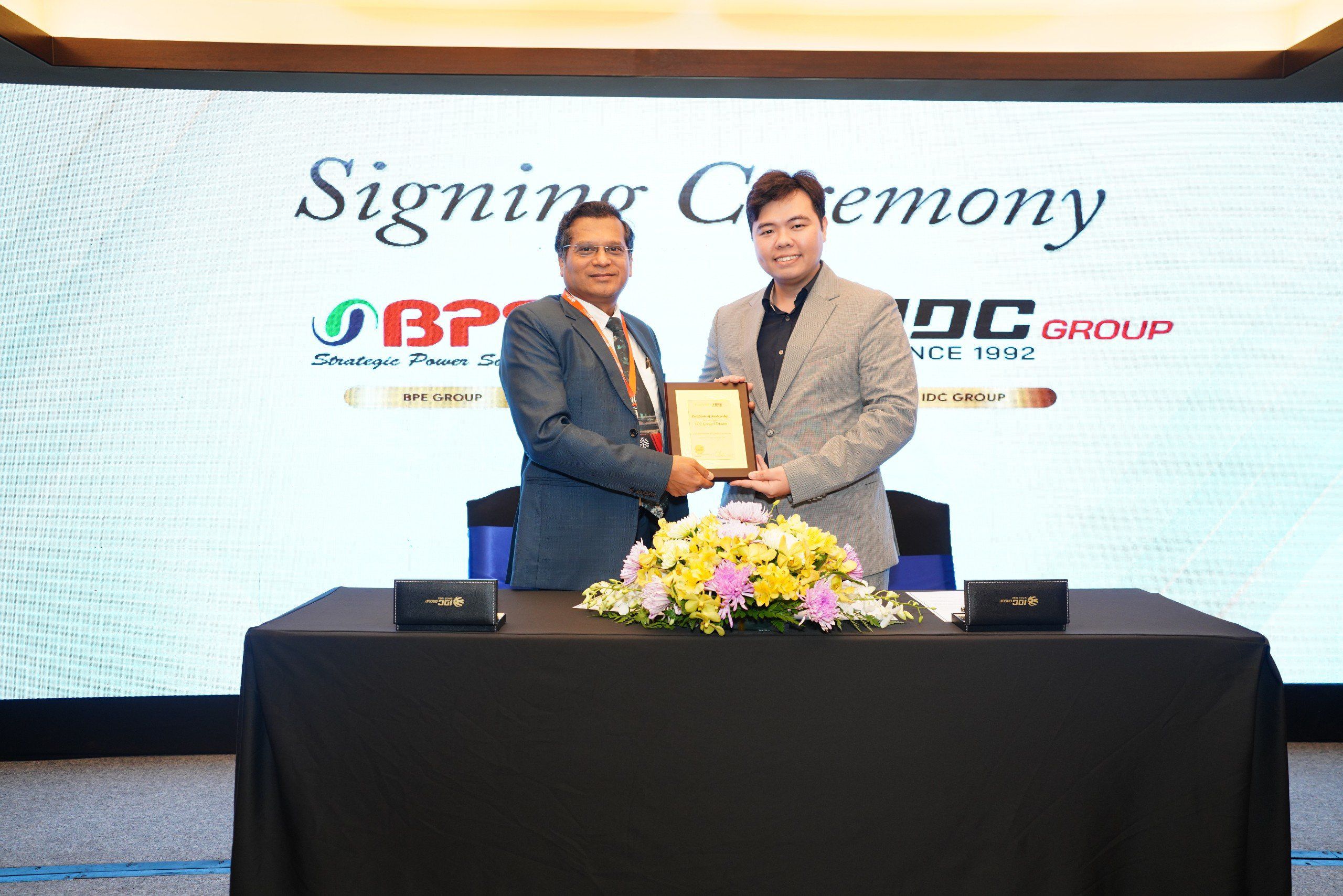 Mr. Vivek Parasher (Chủ tịch BPE) & Mr. Nguyễn Anh Tuấn (Giám đốc công nghệ IDC Group) ký kết hợp đồng phân phối