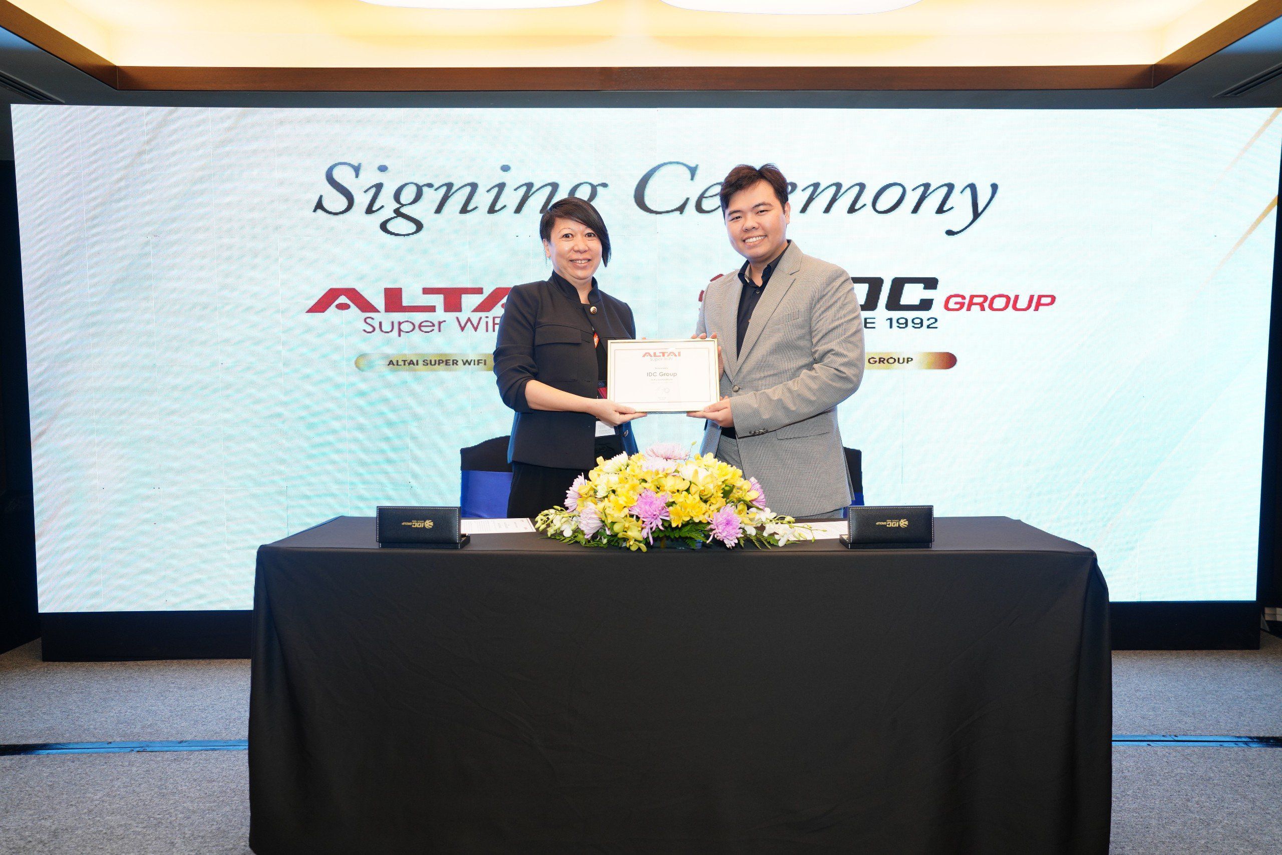 Ms. Natalie Chan (Giám đốc phát triển Altai Technologies) trao bằng chứng nhận phân phối & ký kết hợp đồng