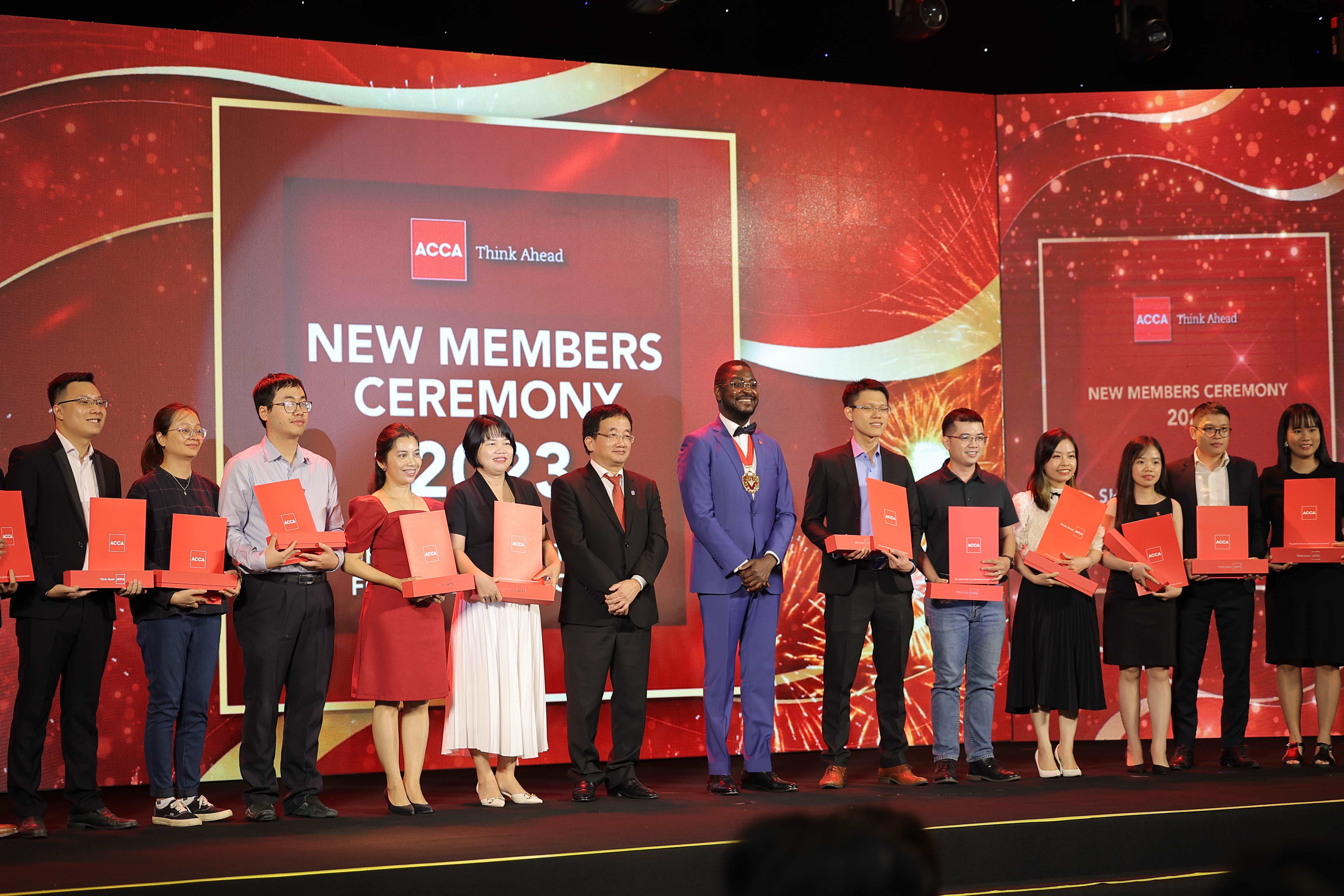 Các hội viên nhận chứng chỉ ACCA tại Hà Nội vào ngày 20/10