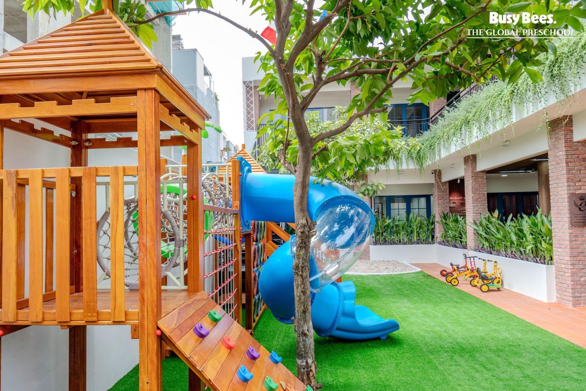 Sân chơi ngoài trời cho trẻ thỏa sức vận động và vui chơi.