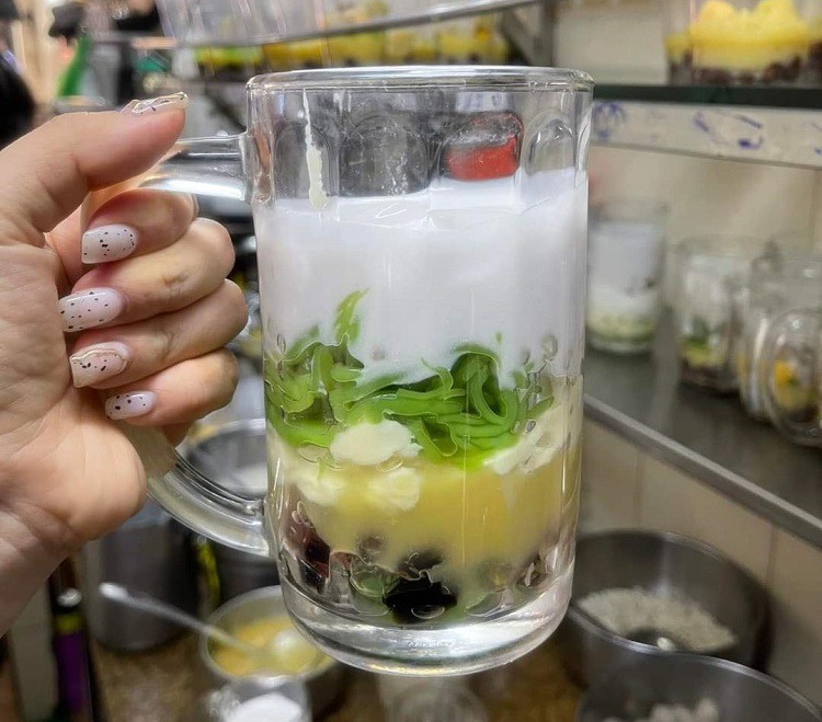 Một cốc chè có sầu riêng giá lên đến 90 nghìn đồng/cốc, chè thập cẩm bình thường không có sầu riêng là 60 nghìn đồng/cốc.