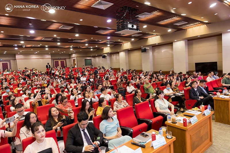 Hơn 500 khách mời là chuyên gia trong lĩnh vực thẩm mỹ trong đó có các Bác sĩ và các chuyên gia y tế.