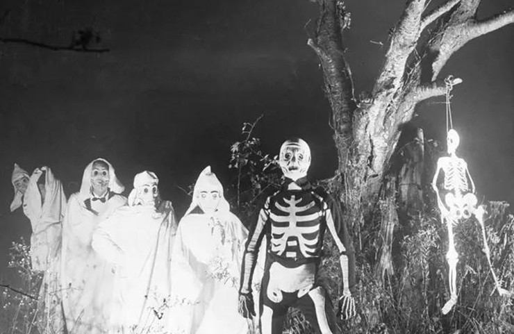 Halloween không còn là vấn đề gây cười vào những năm 1930. Trong ảnh là những bóng ma và bộ xương ở Đức vào năm 1938. Hãy tưởng tượng bạn tình cờ nhìn thấy cảnh này trong rừng—chắc chắn bạn sẽ bỏ chạy.
